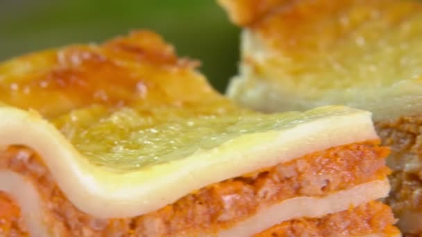 Süper yakın çekim lezzetli lazanya parçası — Stok video