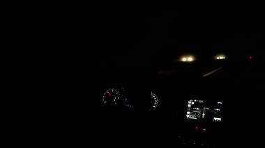 .Pano gece yolunda karanlıkta parlıyor