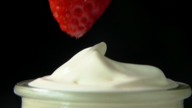 Krem şanti bir kavanoza daldırma çilek