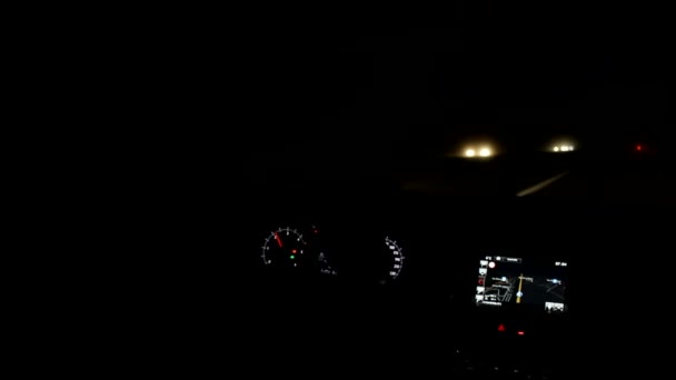 .ダッシュボードは夜の道の暗闇の中で輝く — ストック動画