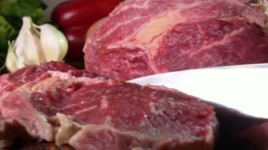 Ahşap bir gemide kesilmiş sığır eti biftek