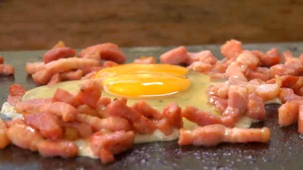 Ovo com bacon picado frito na grelha — Vídeo de Stock