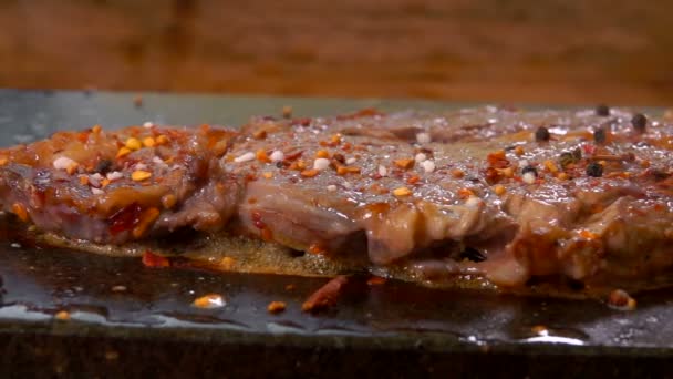 Hrubý sůl padá na telecí steak v pomalém pohybu — Stock video