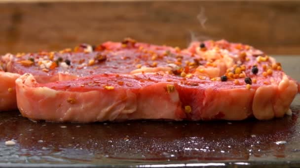 Closeup of a steak hissing and frying on a grill — Stock Video