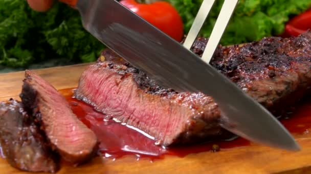 Chef cuts the finished juicy beef steak — Stock Video