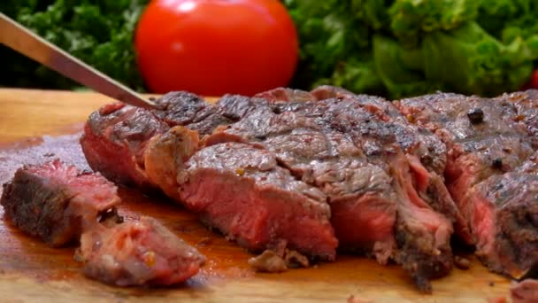 Chef vira o bife de carne suculento pronto — Vídeo de Stock
