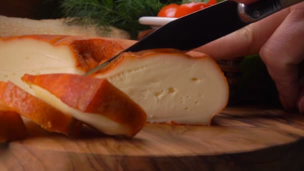 Murol es un queso pasteurizado, semi-suave, de leche de vaca — Vídeos de Stock