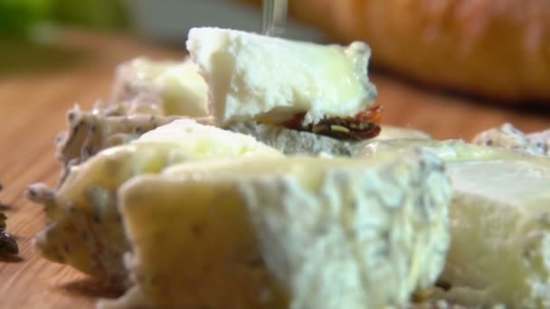 Tenedor toma una rebanada de queso de cabra natural — Vídeo de stock