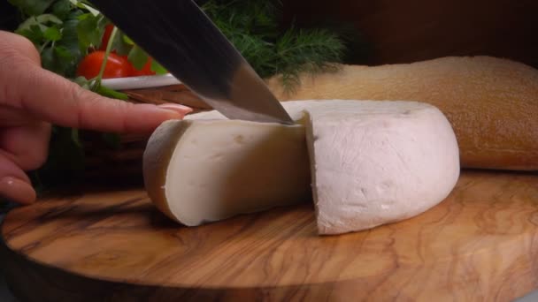 Cuchillo talla un sector de queso redondo francés — Vídeo de stock