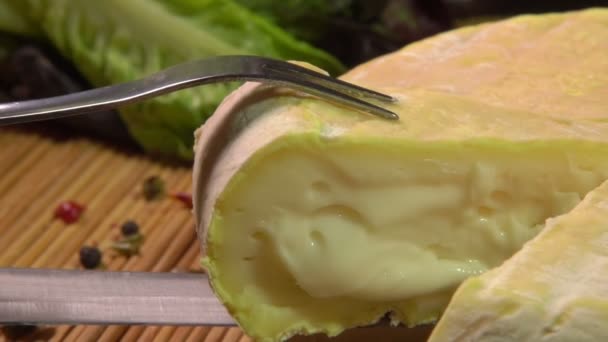 Vidlička a nůž výtahy kus ovčí sýr — Stock video