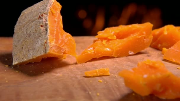 Mimolett ostbit faller på en träskiva — Stockvideo