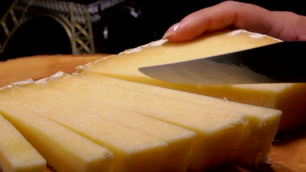 Messer schneidet Streifen Hartkäse — Stockvideo