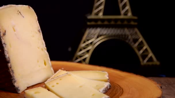 Garfo leva um pedaço de queijo duro — Vídeo de Stock