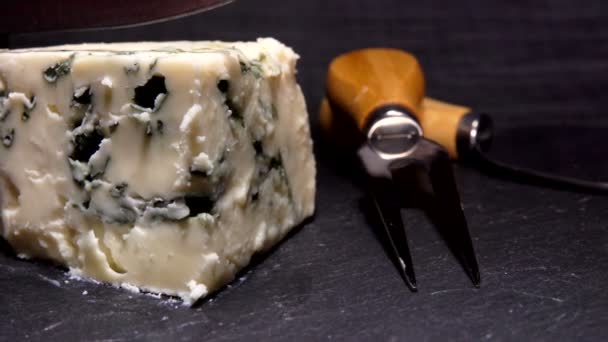 Tagli di coltello e solleva un pezzo di formaggio blu-muffa — Video Stock