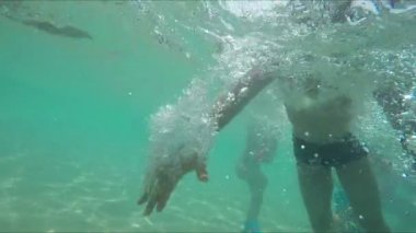 Mutlu çocuklar sualtı kameraya dalmak