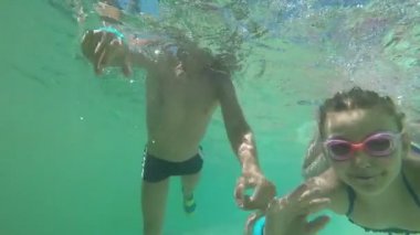 Erkek ve kız su altında yüzmek