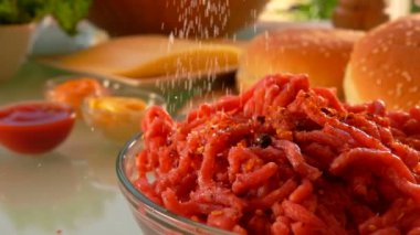 Tuz hamburger yapmak için kıyma dökün