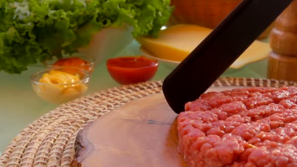 Cook vyvolává kotleta na hamburgery s dvěma špachtle — Stock video