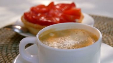 Espresso kahve bir fincan içine şeker parçası düşüyor