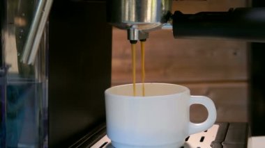 Espresso kahve beyaz bir bardağa dökülür