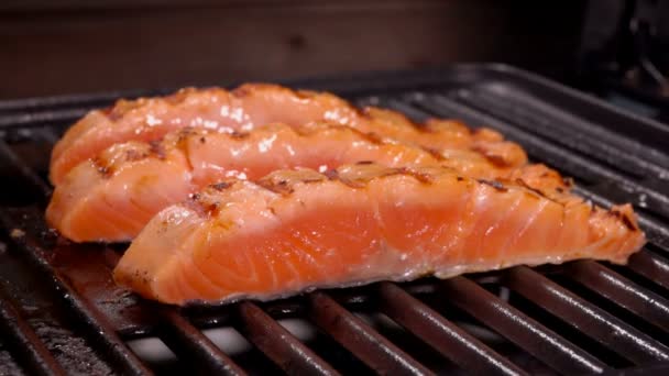 Tres trozos de filete de salmón a la parrilla en un fuego abierto — Vídeos de Stock
