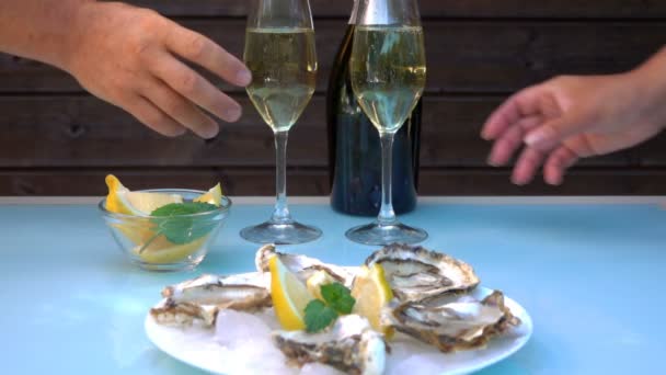 Homme et femme prennent des verres de champagne — Video