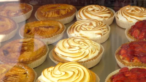 Pequenos doces estão no balcão da pastelaria — Vídeo de Stock