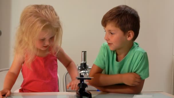 Девочка, посмотри на микроскоп. — стоковое видео