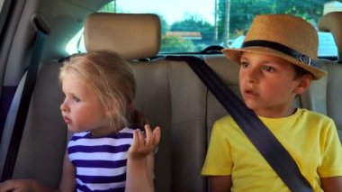 Oğlan ve kız arabada tesisi