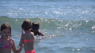 Çocuk gemide dalgalar sürmek