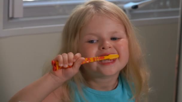 Девушка чистит ему зубы — стоковое видео