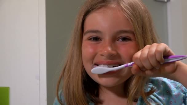 女の子は彼の歯をきれいにします — ストック動画
