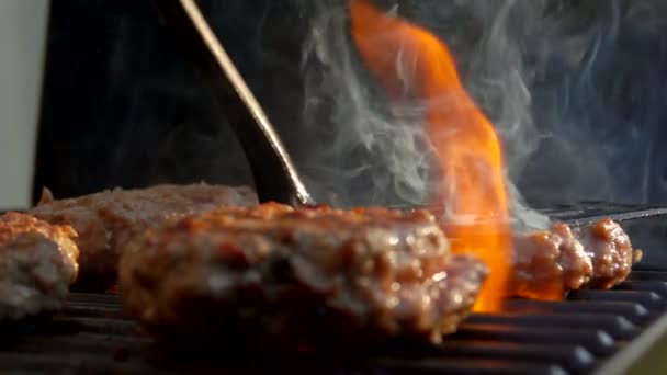 Hambúrgueres é pressionado por espátula de cozinha para a grelha — Vídeo de Stock