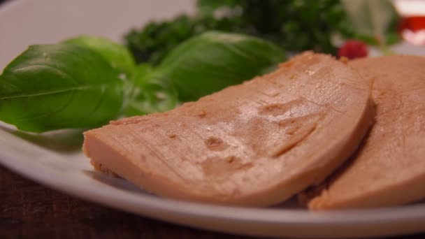 Pohyb kamery škrty foie gras — Stock video