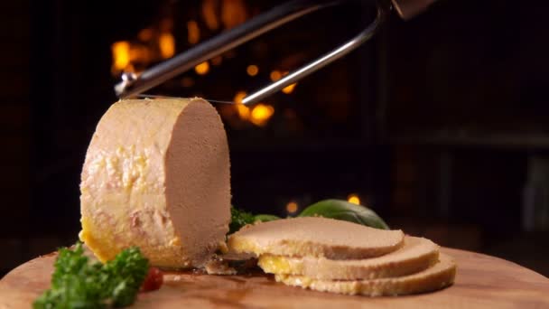 Cuchillo especial corta una rebanada de foie gras — Vídeo de stock