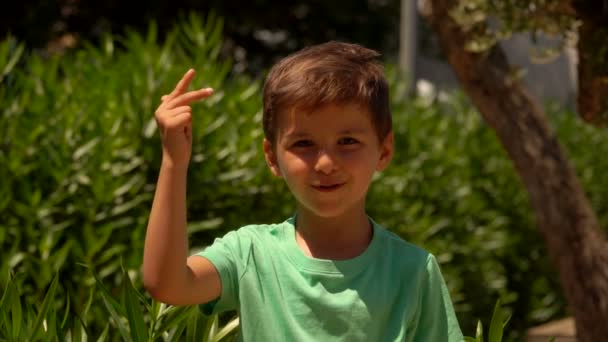 En liten pojke räknar med fingrarna. — Stockvideo