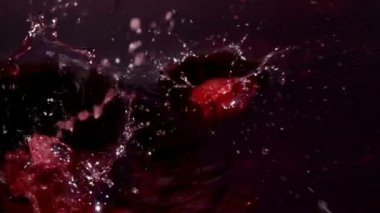 Olgun kırmızı ahududu suyu içine düşmek