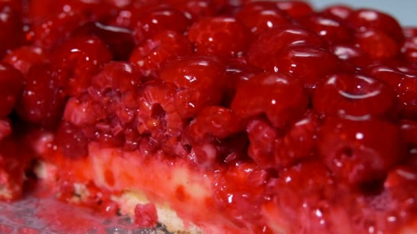 Tarte aux framboises en tranches avec gelée sur la table. — Video