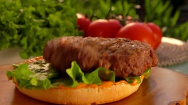 Bir hamburger hazır pirzola düşüyor