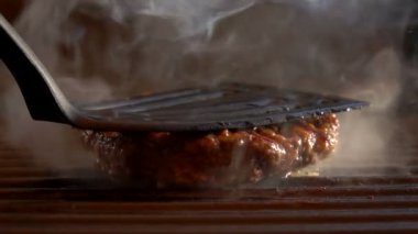 Burger mutfak spatula ızgara için tarafından basıldığında