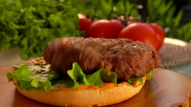 La croqueta preparada cae sobre la hamburguesa — Vídeos de Stock