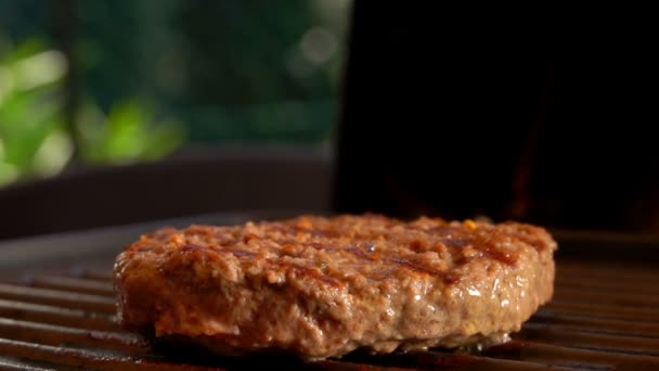 Sabrosa hamburguesa de carne frita en la parrilla caliente — Vídeos de Stock