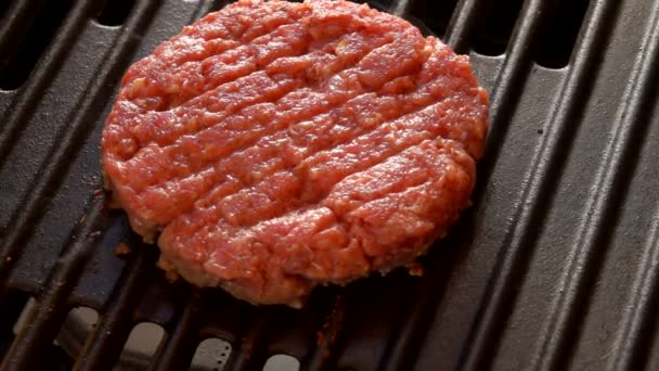 El humo se eleva por encima de la croqueta en una parrilla caliente — Vídeo de stock