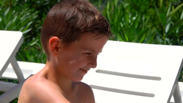 Kleiner Junge mit Sonnencreme beschmiert — Stockvideo