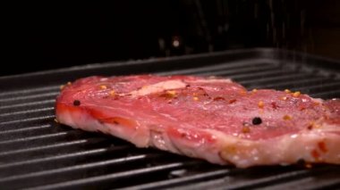 Yavaş hareket yakın çekim bir biftek düşen tuz