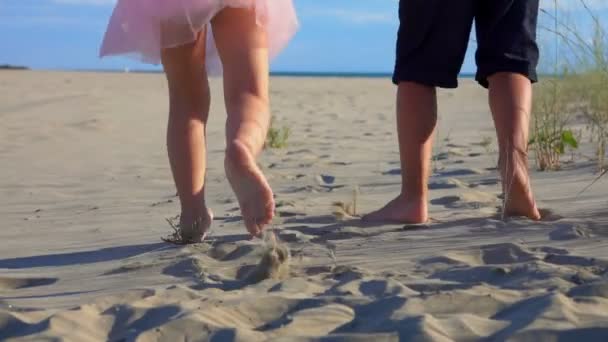 Childrens voeten op het zand — Stockvideo