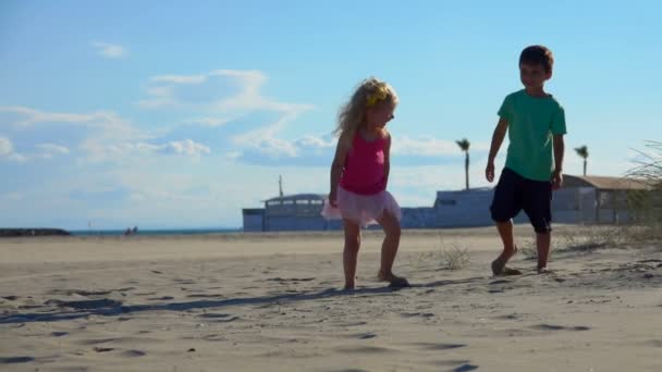 Pojke och flicka Fool på stranden — Stockvideo