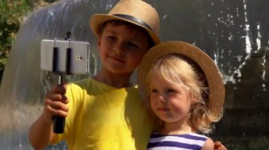 Erkek ve bir kız çeşmede selfie fotoğrafı çekiyor