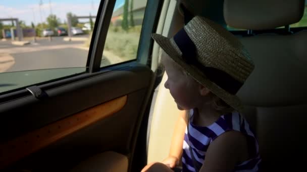 Chica montando en el coche — Vídeos de Stock