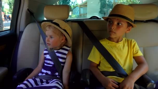 Los niños viajan en coche . — Vídeo de stock